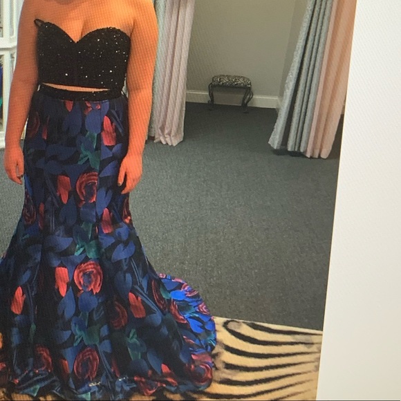 PROM DRESS ** GREAT CONDITION** WORN ONCE - Picture 3 of 9